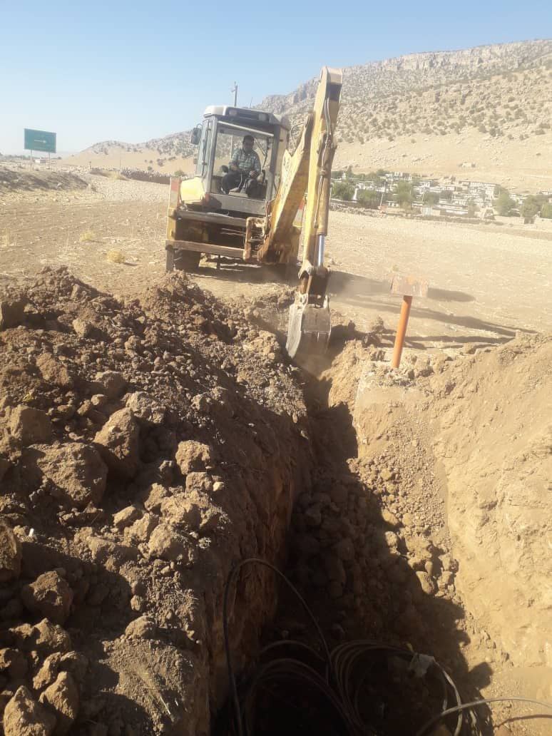 آغاز اجرای کابل کشی خاکی فیبرنوری مسیر روستای گدمه به علی مدد چرداول
