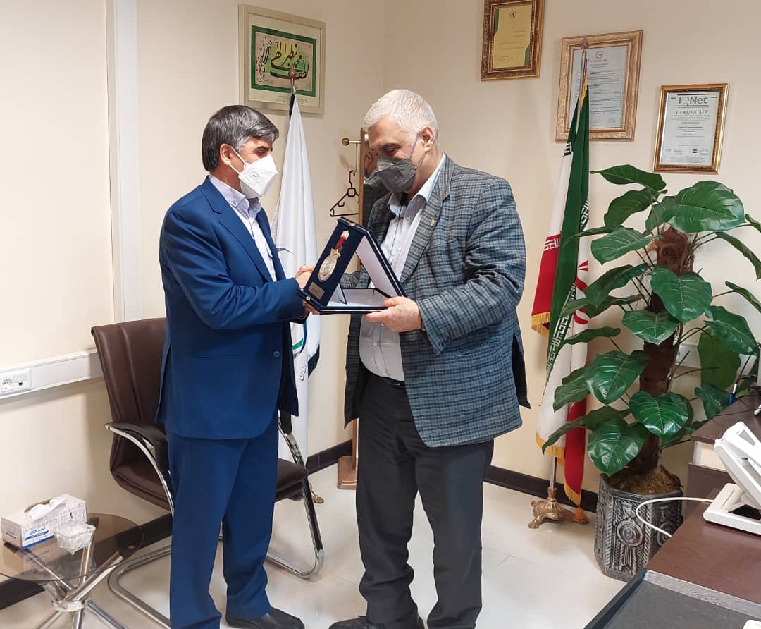 تجلیل حوزه هنری از مدیر عامل شرکت پتروشیمی ایلام