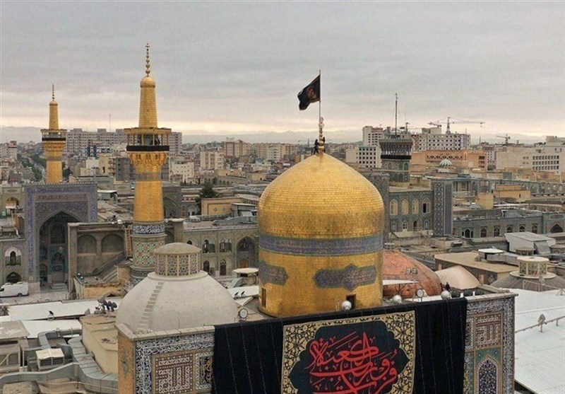 حرم امام رضا(ع) در عزای امیرمؤمنان(ع) سیاه‌پوش شد/ اهتزاز پرچم عزای علوی بر فراز گنبد رضوی
