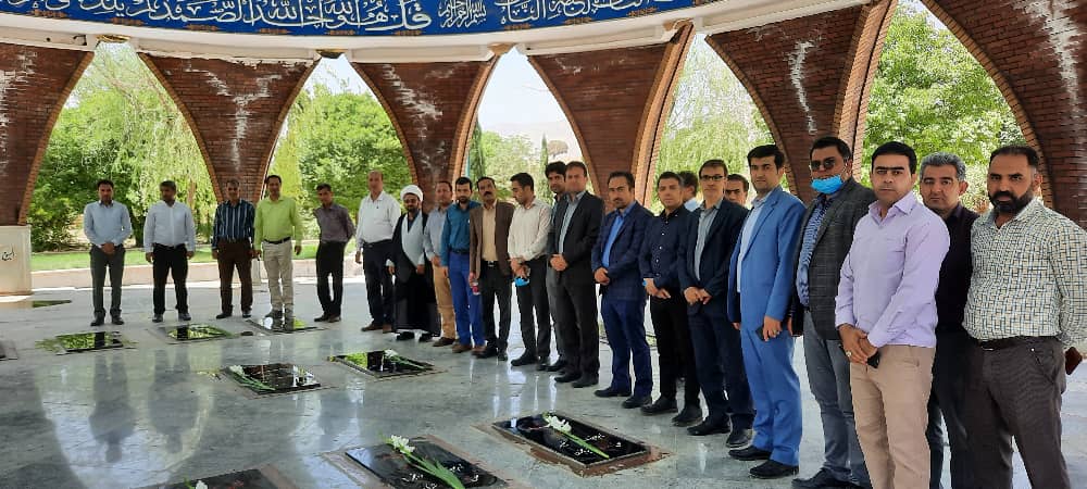 کارکنان شرکت گاز ایلام با حضور در مزار شهدای گمنام، به مقام شامخ شهدا ادای احترام کردند