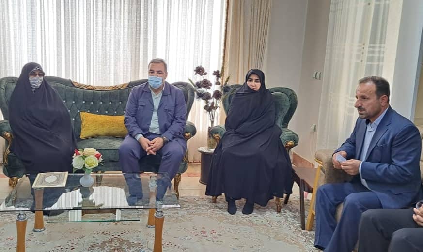 معاون امور زنان و خانواده رئیس جمهور با خانواده های معظم شهدا در ایلام دیدار کرد