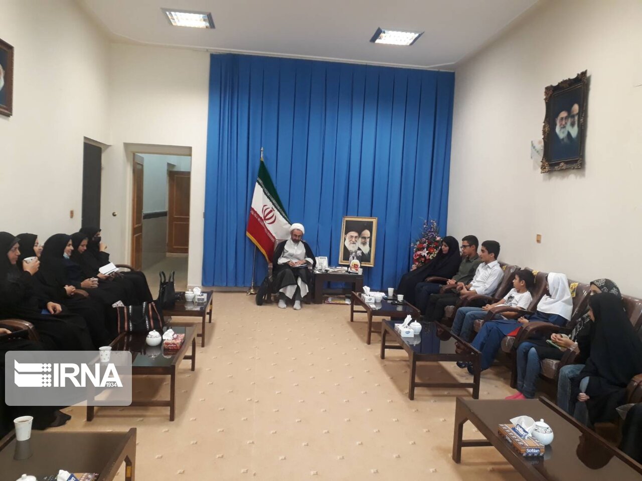 دشمن زیبایی های توخالی غرب را در چشمان نسل جدید ایرانی بزرگنمایی می کند