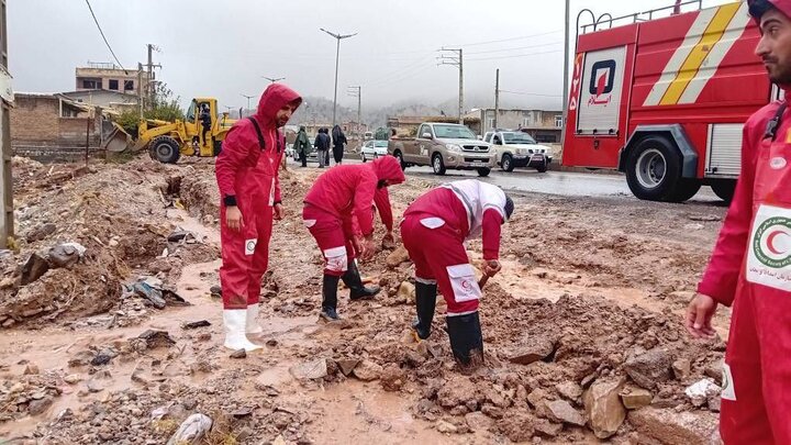 امدادرسانی نجاتگران جمعیت هلال احمر استان ایلام به ۱۶۸ سیل زده