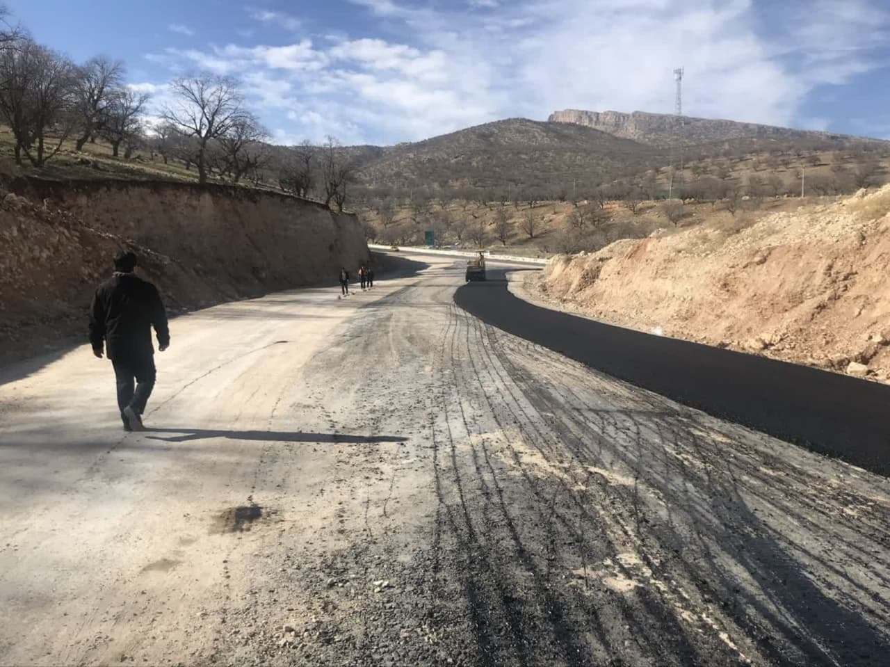 عملیات آسفالت ورودی واریانت چشمه چاهی آغاز شد