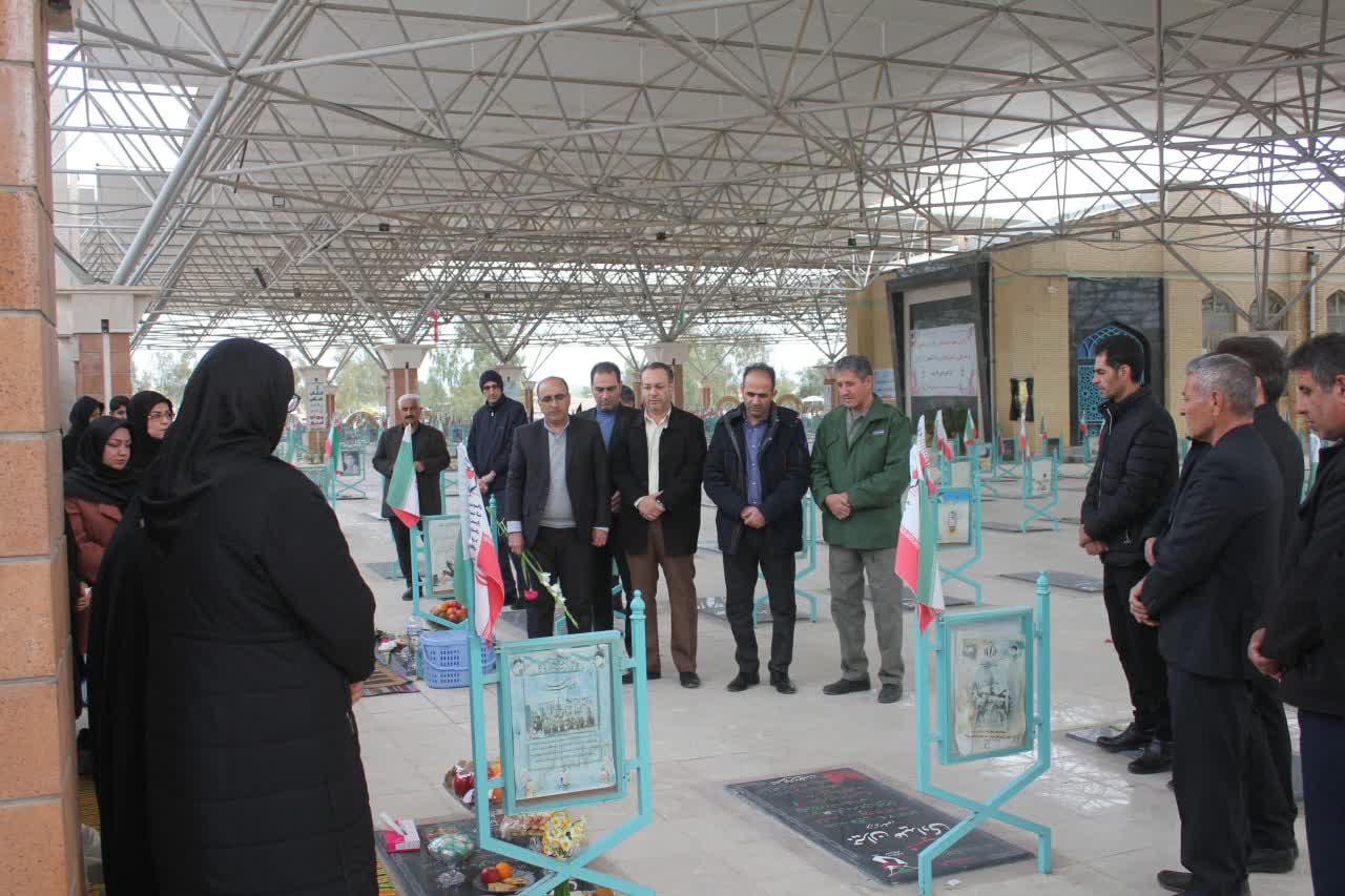 ادای احترام جمعی از مدیران اداره کل حفاظت محیط زیست ایلام به شهدای محیط زیست