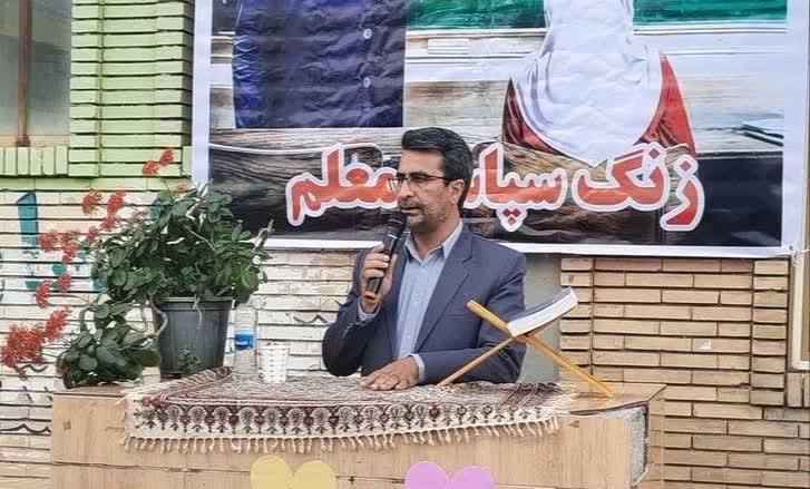 تحول و آرامش جامعه از طریق معلم به وجود می آید/پایندگی معلم باعث درخشش دانش آموزان می شود