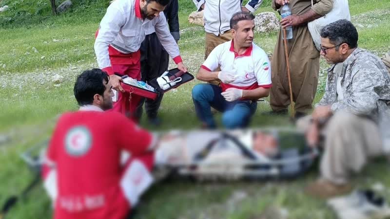 نجات جان یک گردشگر ۶۷ ساله در ارتفاعات روستا کلم شهرستان بدره توسط نجاتگران هلال احمر