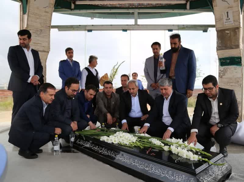 حضور نماینده وزیر نفت در مزار شهدای گمنام شهر ایلام