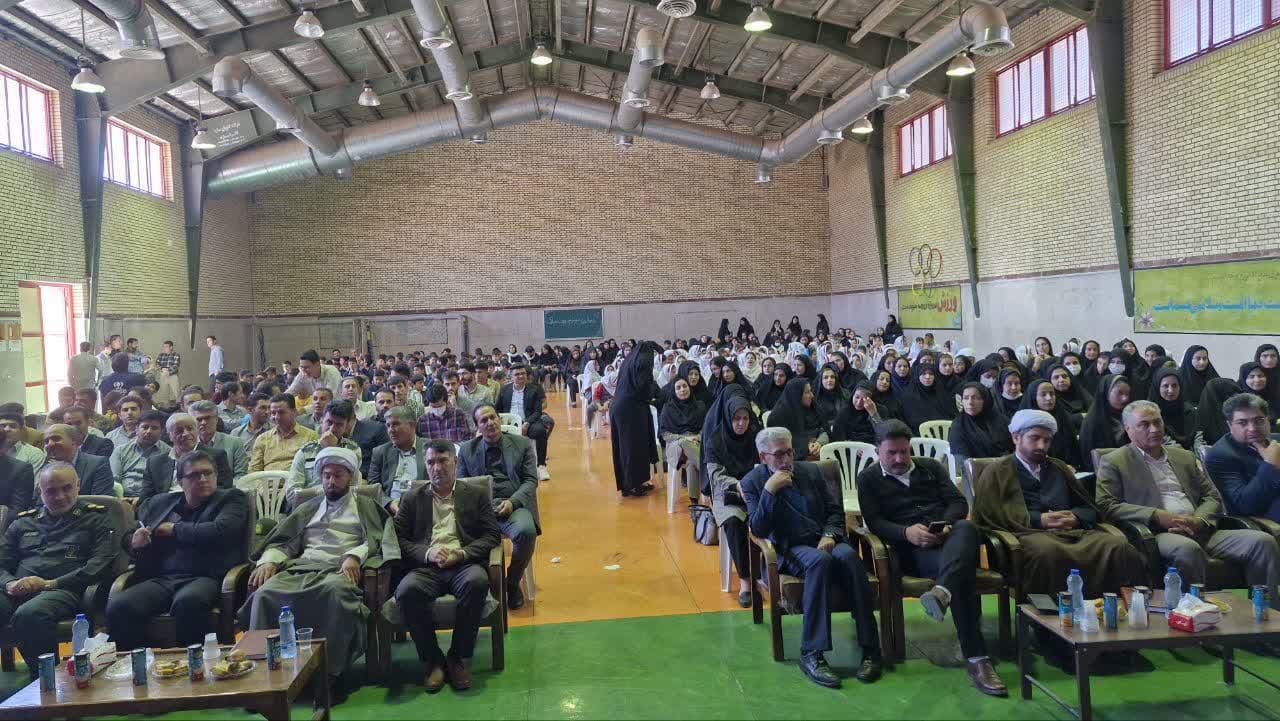 طی مراسمی و با حضور جمعی از مسئولان: از  فرهنگیان نمونه سیروان تجلیل شد