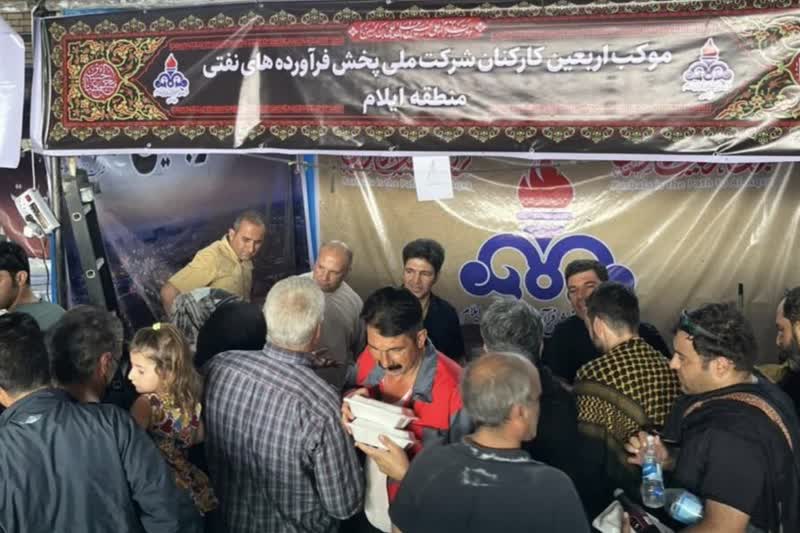 برپایی موکب کارکنان شرکت ملی پخش فرآورده های نفتی منطقه ایلام در در مسیر بازگشت زائران