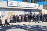 وزش باد شدید و در این هوای سرد/تجمع کارگران تعدیل‌شده پتروشیمی ارغوان‌گستر در مقابل استانداری ایلام
