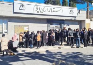 وزش باد شدید و در این هوای سرد/تجمع کارگران تعدیل‌شده پتروشیمی ارغوان‌گستر در مقابل استانداری ایلام