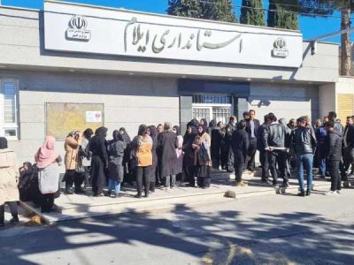 وزش باد شدید و در این هوای سرد/تجمع کارگران تعدیل‌شده پتروشیمی ارغوان‌گستر در مقابل استانداری ایلام