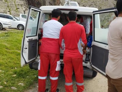 نجات دو مصدوم توسط هلال احمر ایلام در تنگه بهرام چوبین