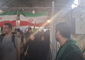 واکنش زائران اربعین به پرچم مقدس جمهوری اسلامی ایران در بدو ورود به وطن + فیلم