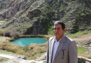 سه دهه ایستادن در متن، با چشمانی که می‌بیند و قلمی که می‌نویسد