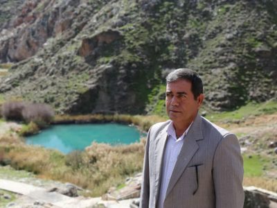 سه دهه ایستادن در متن، با چشمانی که میبیند و قلمی که مینویسد